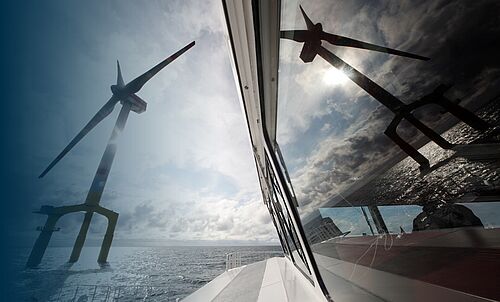 Schiffsreling in einem Offshore-Windpark