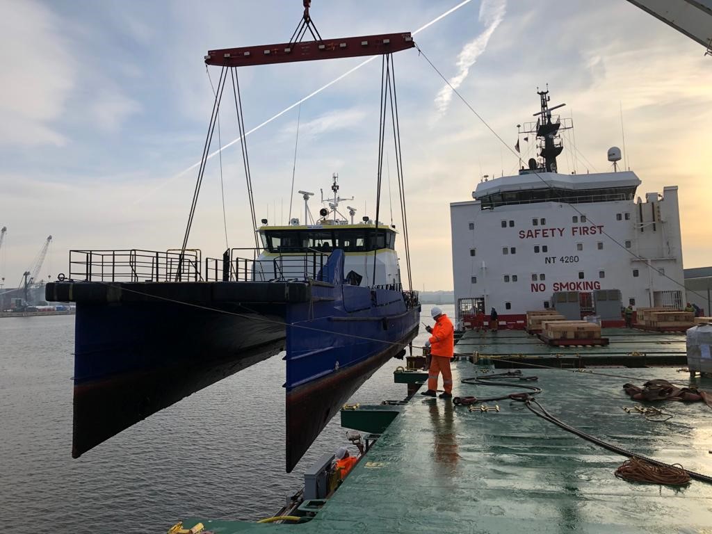 Crew Transfer Vessel WINDEA two wird in Emden verladen